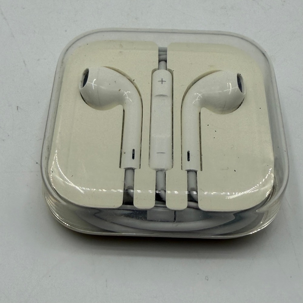 Apple EarPods 3.5mm Headphone Plug Wired Earbuds with Remote and Mic White NEW